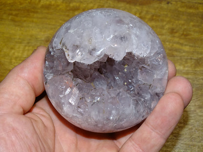 Sphère ouverte en améthyste (Brésil), de 530 grammes - 60 millimètres de diamètre !