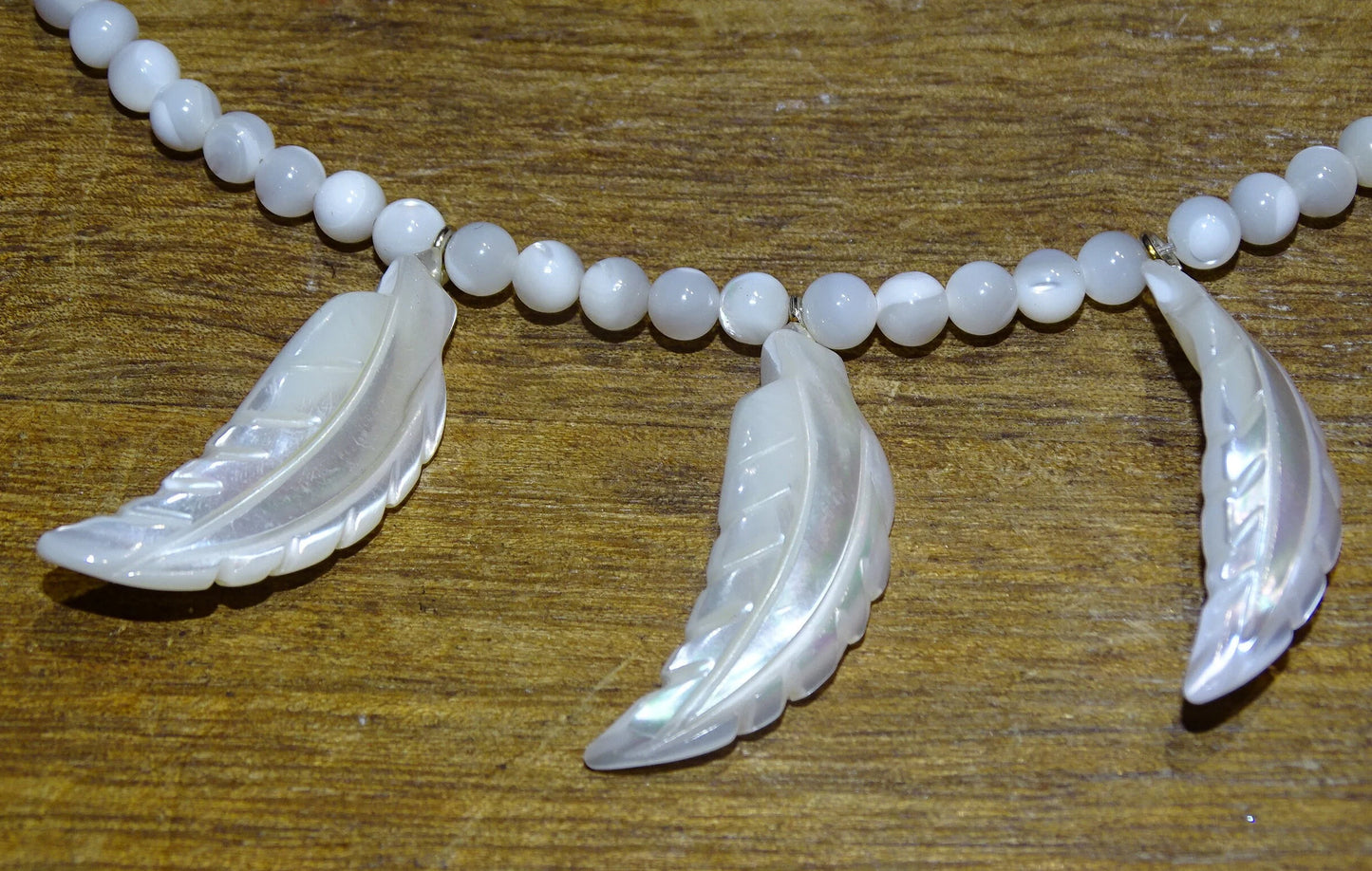 Nacre, collier de 42 centimètres avec plumes. Perles rondes de 6 millimètres, montées sur fil d'acier de haute résistance, fait par Gem & Zen !