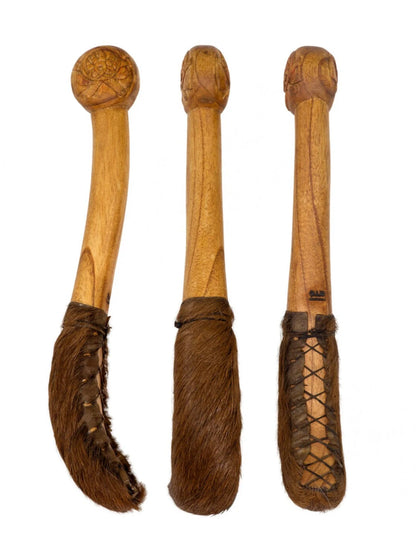 A selection of mallets for shamanic drums, models with sculptures and heads covered in leather! Produces a dry and short sound!