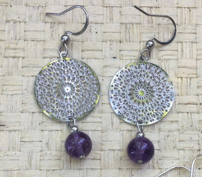 Boucles d'oreilles en Améthyste avec un superbe Mandala en Argent où est suspendue une perle ronde, qualité AA à AAA. Vendu en finition Argent 0.925, parfait !