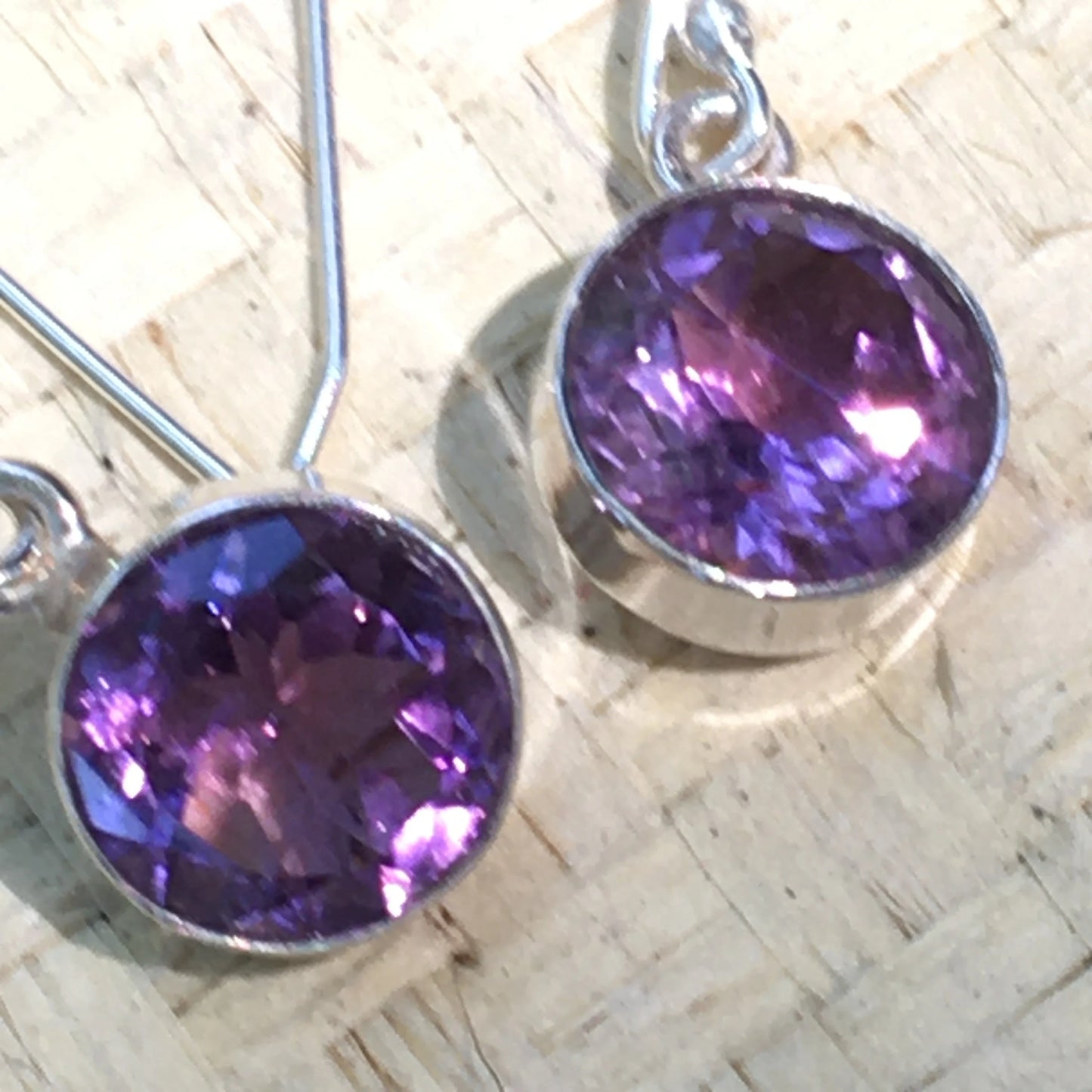 Boucles d'oreilles en Améthyste, cabochon sertis de formes rondes, qualité AA à AAA. Vendu en finition Argent, parfait !