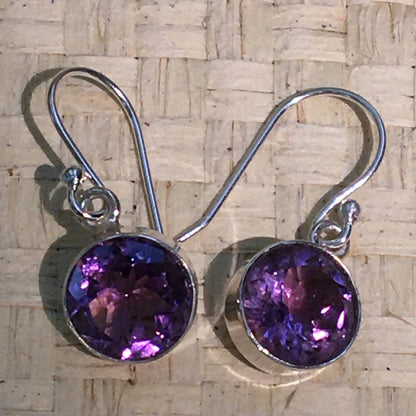 Boucles d'oreilles en Améthyste, cabochon sertis de formes rondes, qualité AA à AAA. Vendu en finition Argent, parfait !