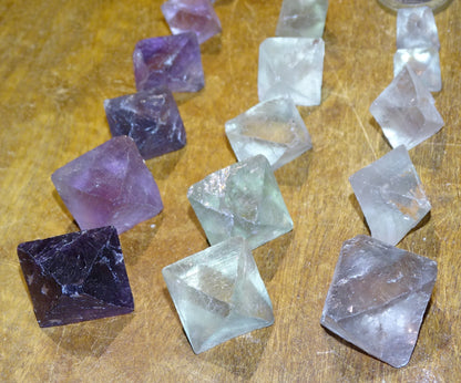 Fluorite verte ou violette - Cristaux naturels au choix de 30mm x 20 x 20 environ - 8 à 20 grammes. Très belle qualité !