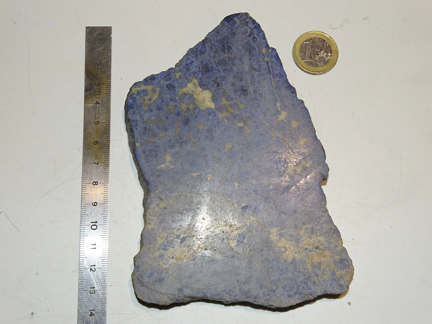 Dumortierite, belle pièce polie de 130 x 100 x 12mm - 90 grammes. Parfait en collection, bijouterie, exposition...
