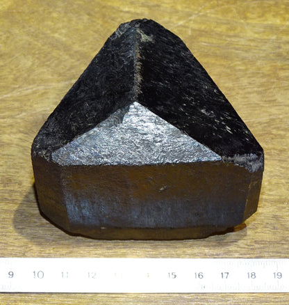 Black tourmaline, natural 3-sided specimen measuring 80 x 65 x 70 mm - 555 grams. A very beautiful and unique piece! 