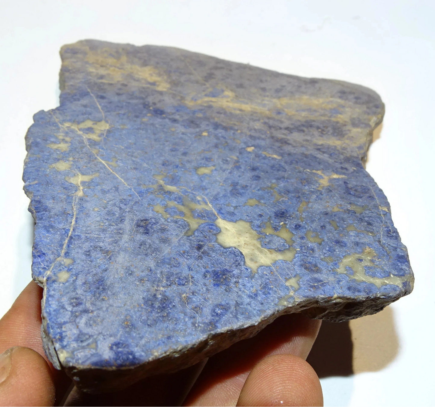 Dumortierite, belle pièce polie de 130 x 100 x 12mm - 90 grammes. Parfait en collection, bijouterie, exposition...