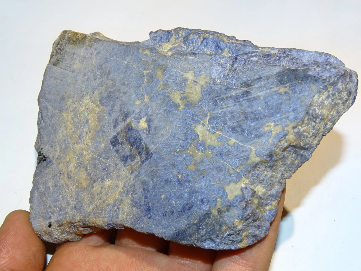 Dumortierite, belle pièce polie de 130 x 100 x 12mm - 90 grammes. Parfait en collection, bijouterie, exposition...