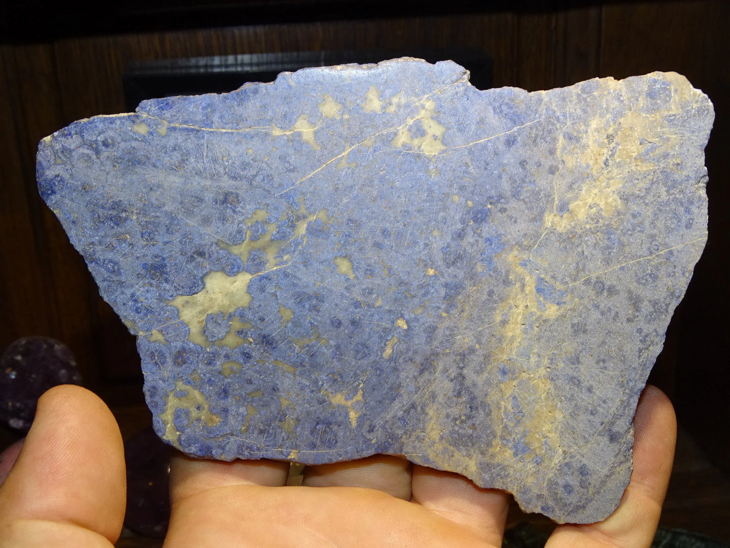 Dumortierite, belle pièce polie de 130 x 100 x 12mm - 90 grammes. Parfait en collection, bijouterie, exposition...