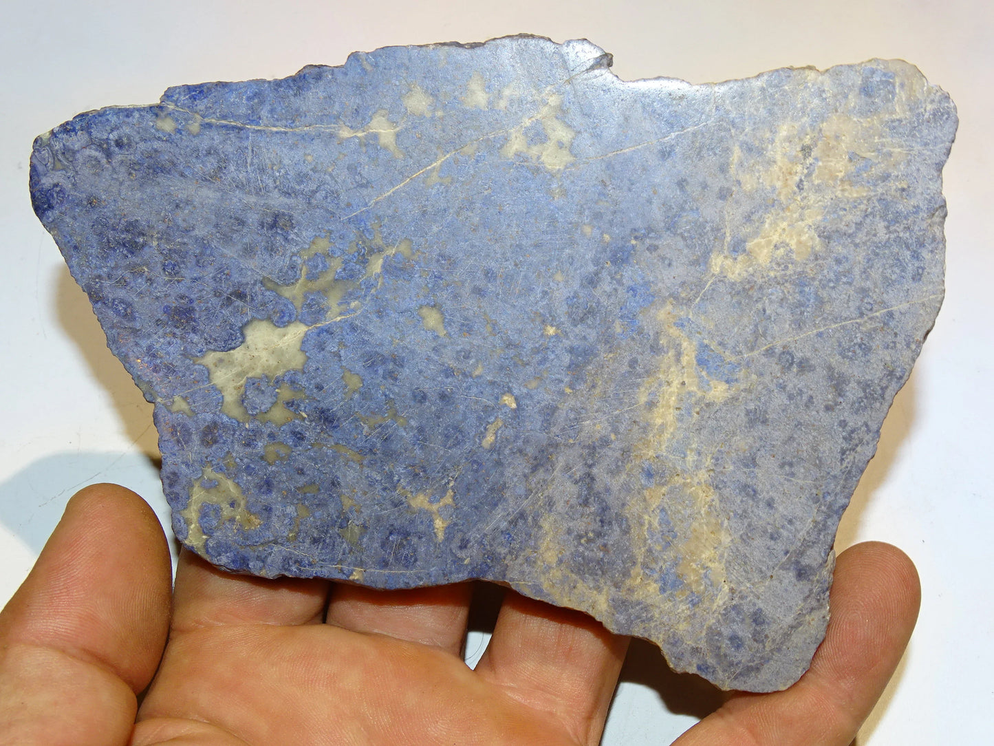 Dumortierite, belle pièce polie de 130 x 100 x 12mm - 90 grammes. Parfait en collection, bijouterie, exposition...