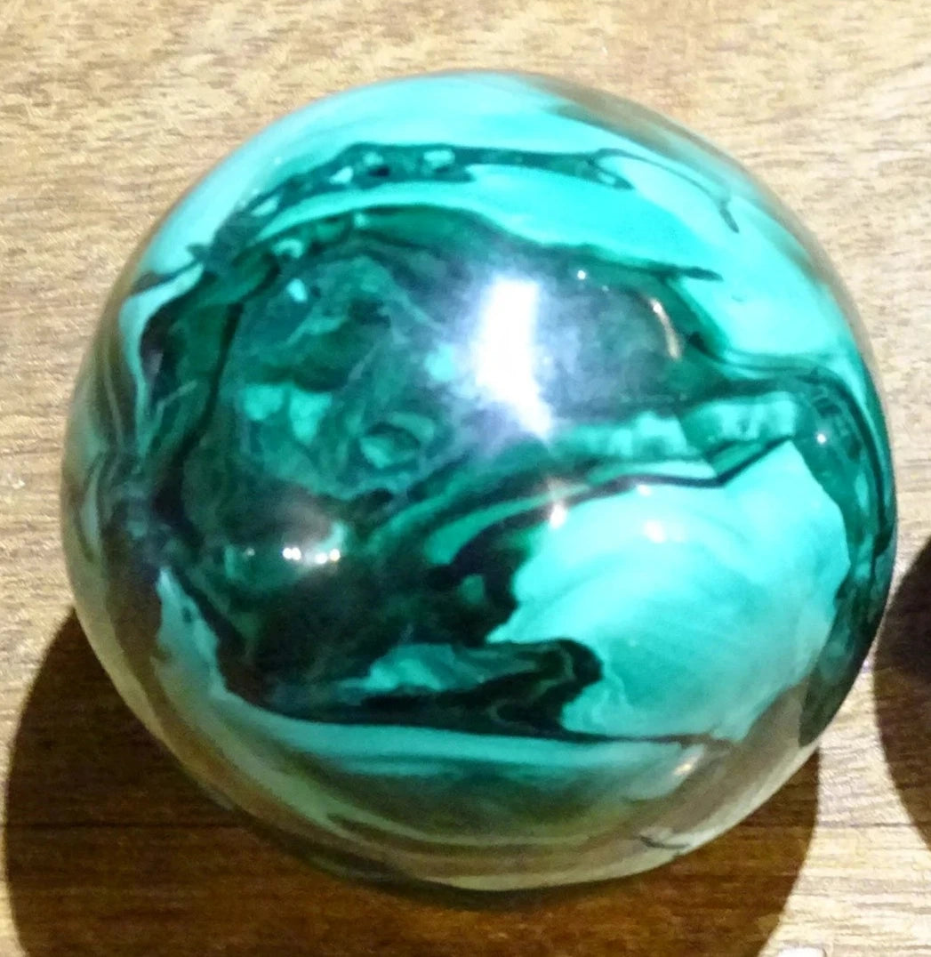 Sphère en malachite, pièce unique de 52 millimètres - 277 grammes. Une pierre aux dessins toujours uniques !