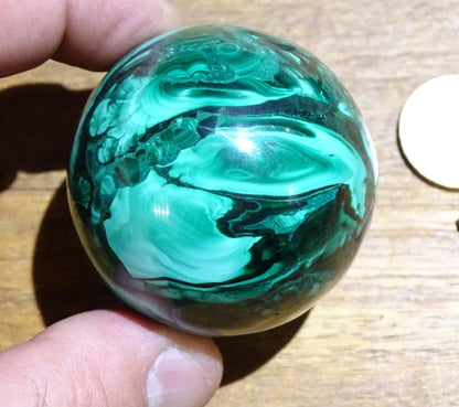 Sphère en malachite, pièce unique de 52 millimètres - 277 grammes. Une pierre aux dessins toujours uniques !