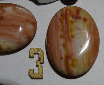 Agate jaspe rose, magnifiques galets de 40 x 30 x 10 mm - 21 grammes environ. Des formes et des couleurs rares et unique !