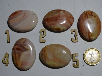 Agate jaspe rose, magnifiques galets de 40 x 30 x 10 mm - 21 grammes environ. Des formes et des couleurs rares et unique !