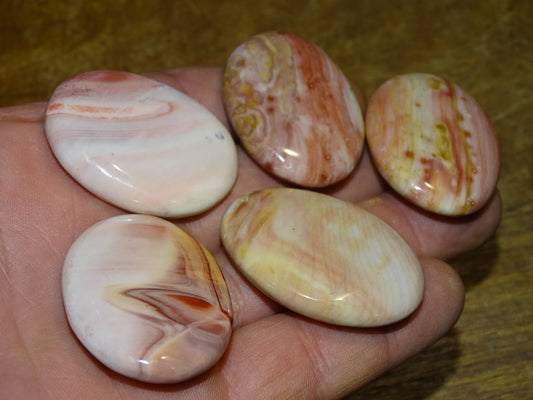 Agate jaspe rose, magnifiques galets de 40 x 30 x 10 mm - 21 grammes environ. Des formes et des couleurs rares et unique !