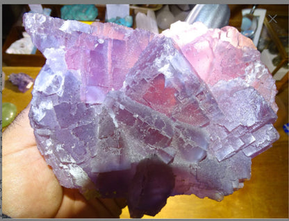 Fluorite violette, macle de gros cristaux de 15,5cm x 11,5 x 8,5 / 2240 grammes. Belle qualité, magnifique pièce !