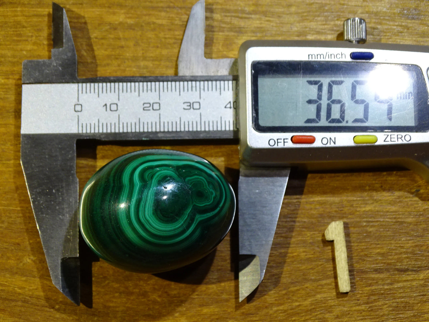 Sélection d'oeufs en malachite, de 57 à 177 grammes, de 35 à 50 millimètres de diamètre. Très belle qualité, parfait pour la lithothérapie, collection, exposition... !