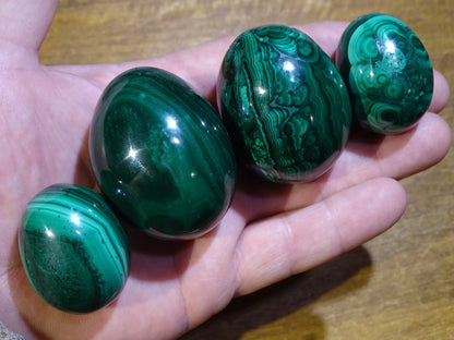 Sélection d'oeufs en malachite, de 57 à 177 grammes, de 35 à 50 millimètres de diamètre. Très belle qualité, parfait pour la lithothérapie, collection, exposition... !