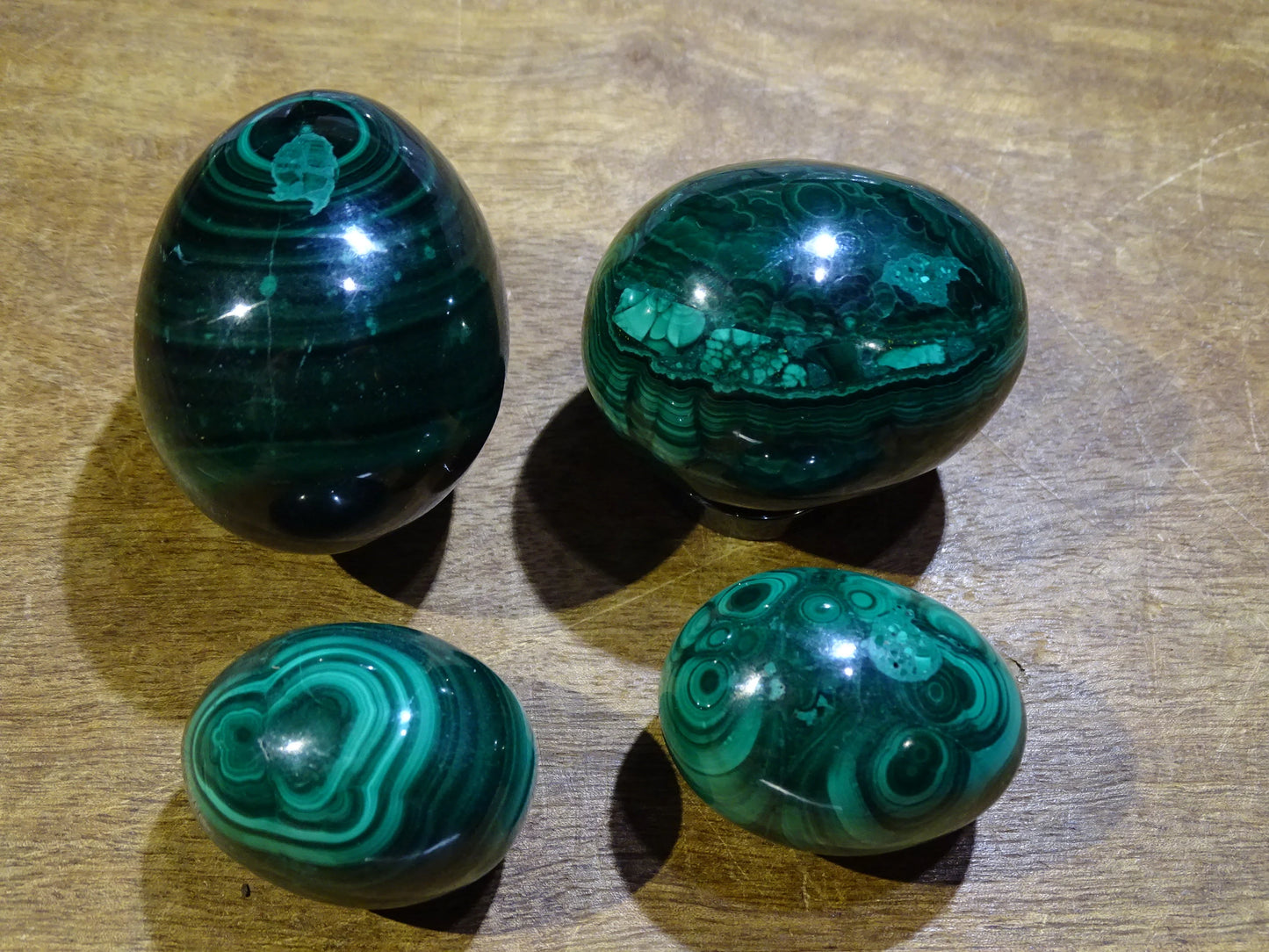 Sélection d'oeufs en malachite, de 57 à 177 grammes, de 35 à 50 millimètres de diamètre. Très belle qualité, parfait pour la lithothérapie, collection, exposition... !