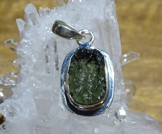 MOLDAVITE - Pendentif en Argent de 3,6 grammes. 30x15x0,8mm. Magnifique pièce !