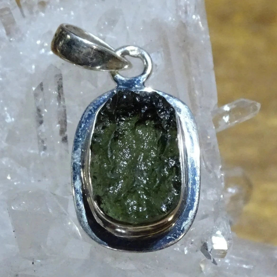 MOLDAVITE - Pendentif en Argent de 3,6 grammes. 30x15x0,8mm. Magnifique pièce !
