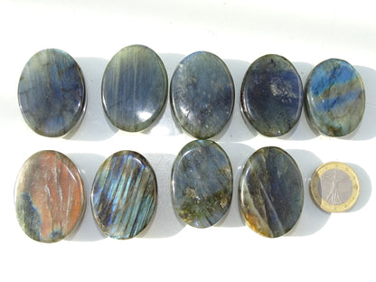 Labradorite, sélection de pierres plates, modèles au choix, environ 40x30x9 mm - 20 à 22 grammes. Parfait pour être monter en bijouterie. Très belle qualité, des reflets hologramme incroyable ! vente à l'unité ou lot complet !
