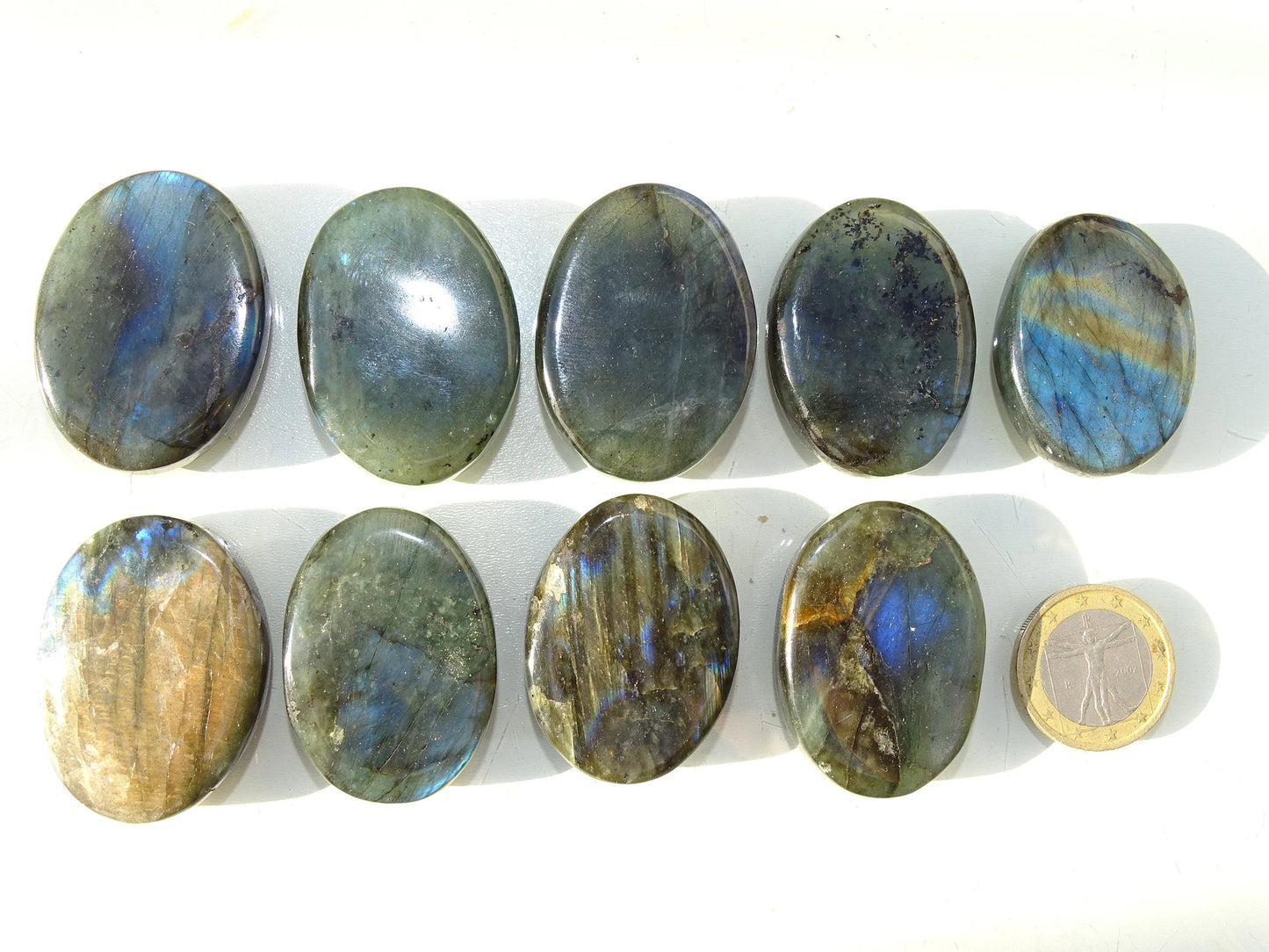 Labradorite, sélection de pierres plates, modèles au choix, environ 40x30x9 mm - 20 à 22 grammes. Parfait pour être monter en bijouterie. Très belle qualité, des reflets hologramme incroyable ! vente à l'unité ou lot complet !