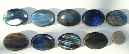 Labradorite, sélection de pierres plates, modèles au choix, environ 40x30x9 mm - 20 à 22 grammes. Parfait pour être monter en bijouterie. Très belle qualité, des reflets hologramme incroyable ! vente à l'unité ou lot complet !