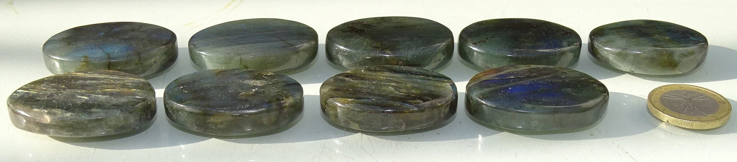 Labradorite, sélection de pierres plates, modèles au choix, environ 40x30x9 mm - 20 à 22 grammes. Parfait pour être monter en bijouterie. Très belle qualité, des reflets hologramme incroyable ! vente à l'unité ou lot complet !