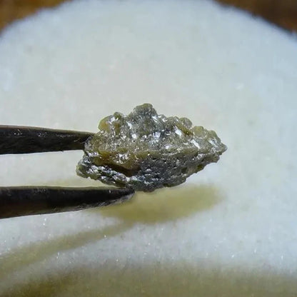 Anatase Diamantina, 8 mm x 3,3 x 3,3 - 1 gramme environ. Beau spécimen, cristaux parfois teintés de bleu (Titane) ou d’or !