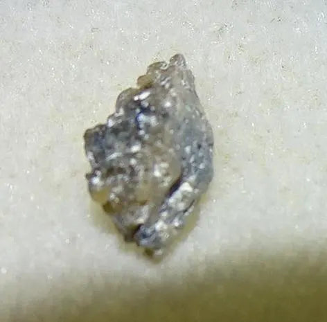 Anatase Diamantina, 8 mm x 3,3 x 3,3 - 1 gramme environ. Beau spécimen, cristaux parfois teintés de bleu (Titane) ou d’or !