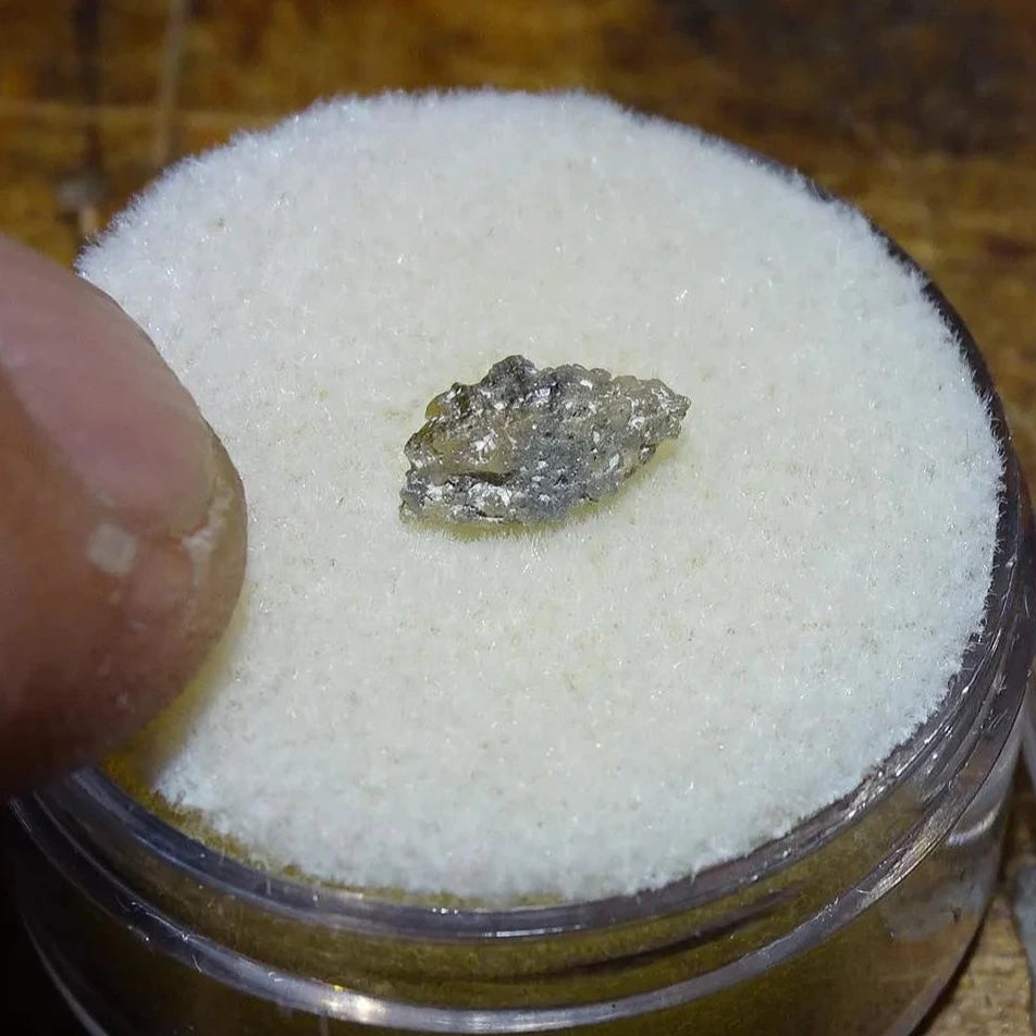 Anatase Diamantina, 8 mm x 3,3 x 3,3 - 1 gramme environ. Beau spécimen, cristaux parfois teintés de bleu (Titane) ou d’or !