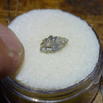 Anatase Diamantina, 8 mm x 3,3 x 3,3 - 1 gramme environ. Beau spécimen, cristaux parfois teintés de bleu (Titane) ou d’or !