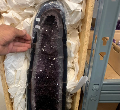 Géode d'améthyste 'cathédrale', 36,5 kilogrammes - 90 x 17 centimètres. Superbe qualité AA, en provenance du Brésil. Incroyables effets positifs pour vos collections, expositions...parfait !