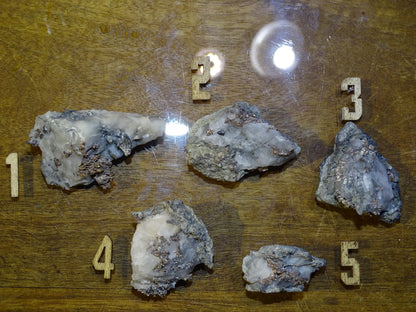 Argent natif sur quartz, 5 pièces au choix de 50mm x 30 x 20 environ, de 20 à 32 grammes. Très belles pièces de minéralogie !