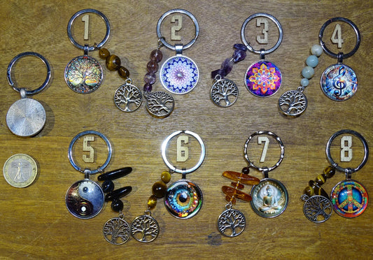 Porte-clés 'Mandala' personnalisés par Gem & Zen avec perles en pierres et décorations en métal (Laiton). 7 centimètres de longueur, 27 millimètres de diamètre. Parfait pour des clés, sacs à main ou en cadeau !