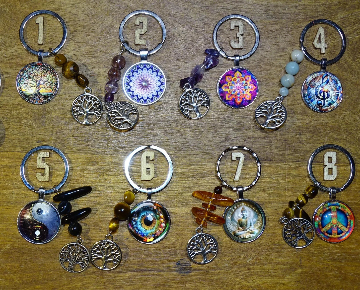Porte-clés 'Mandala' personnalisés par Gem & Zen avec perles en pierres et décorations en métal (Laiton). 7 centimètres de longueur, 27 millimètres de diamètre. Parfait pour des clés, sacs à main ou en cadeau !