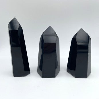 Sélection d'Obélisques au choix en Lapis lazuli, Améthyste ou Obsidienne. 3 tailles au choix : 6/8x3cm - 8/11x4cm - 11/ 14x5cm. Vente à l'unité ou en lot de 3 !... Très belle qualité, parfait ...!