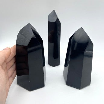 Sélection d'Obélisques au choix en Lapis lazuli, Améthyste ou Obsidienne. 3 tailles au choix : 6/8x3cm - 8/11x4cm - 11/ 14x5cm. Vente à l'unité ou en lot de 3 !... Très belle qualité, parfait ...!