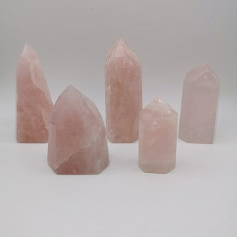 Obélisques en quartz rose, 5 tailles au choix de 6 à 11 centimètres. Très belle qualité, de belles pièces !