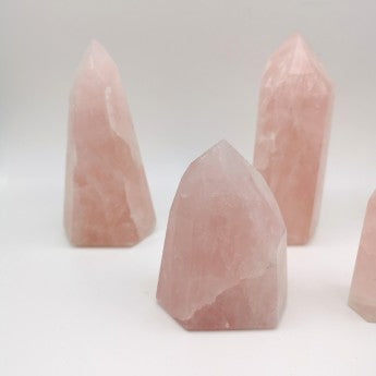 Obélisques en quartz rose, 5 tailles au choix de 6 à 11 centimètres. Très belle qualité, de belles pièces !