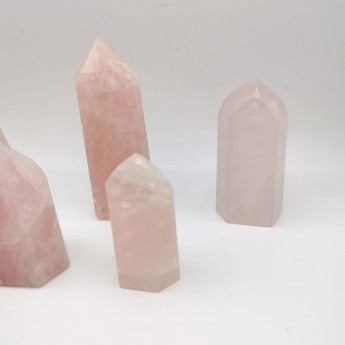 Obélisques en quartz rose, 5 tailles au choix de 6 à 11 centimètres. Très belle qualité, de belles pièces !