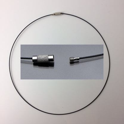 Tour de cou rigide de 1,5 mm de diamètre. 40 centimètres de longueur. Diverses couleurs au choix, bonne qualité, parfait pour assortir vos pendentifs préférés !
