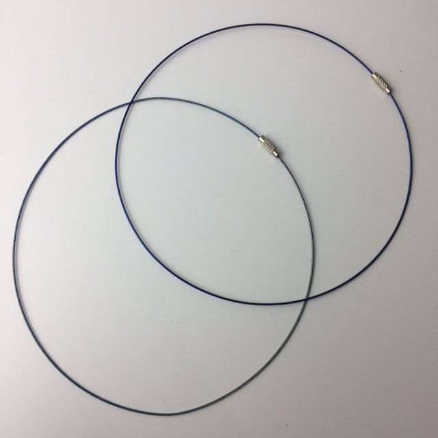 Tour de cou rigide de 1,5 mm de diamètre. 40 centimètres de longueur. Diverses couleurs au choix, bonne qualité, parfait pour assortir vos pendentifs préférés !