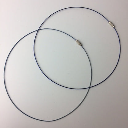 Tour de cou rigide de 1,5 mm de diamètre. 40 centimètres de longueur. Diverses couleurs au choix, bonne qualité, parfait pour assortir vos pendentifs préférés !