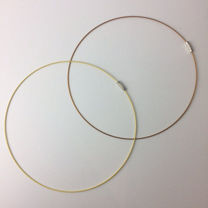 Tour de cou rigide de 1,5 mm de diamètre. 40 centimètres de longueur. Diverses couleurs au choix, bonne qualité, parfait pour assortir vos pendentifs préférés !
