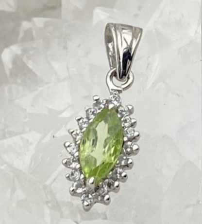 Péridot  | Collection Retro' | Pendentif en Argent serti d'une pierre gemme en forme de 'navette', entouré d'Oxyde, 19 x 7 mm !