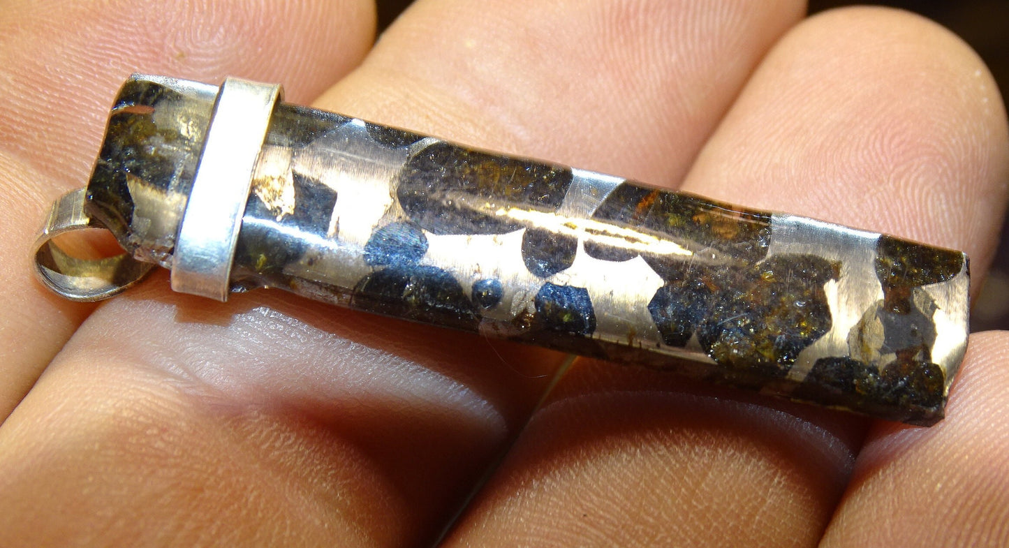 Météorites Pallasites Sericho, pendentif en Argent de 5 gr., 50 x 12 x 5 mm. Piéce rare et se distingue par la présence de gros cristaux d'olivine (péridot) en inclusion !