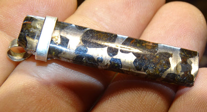 Météorites Pallasites Sericho, pendentif en Argent de 5 gr., 50 x 12 x 5 mm. Piéce rare et se distingue par la présence de gros cristaux d'olivine (péridot) en inclusion !
