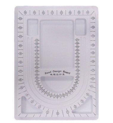Plateau de fabrication et d'enfilage de bracelets et colliers, pratique pour créer de magnifiques compositions. Il vous permet de disposer préalablement vos perles dans l'ordre souhaité avant de les enfiler sur un fil !