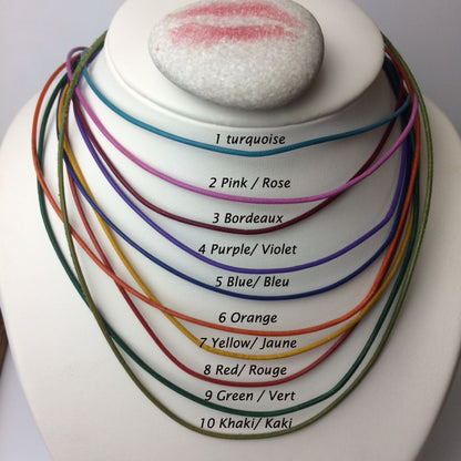 Cordon en fil de cuir de 1,5 mm de diamètre. 43 cm avec rajout de 5cm en chainette métallique, diverses couleurs au choix, bonne qualité, parfait pour assortir vos pendentifs préférés !
